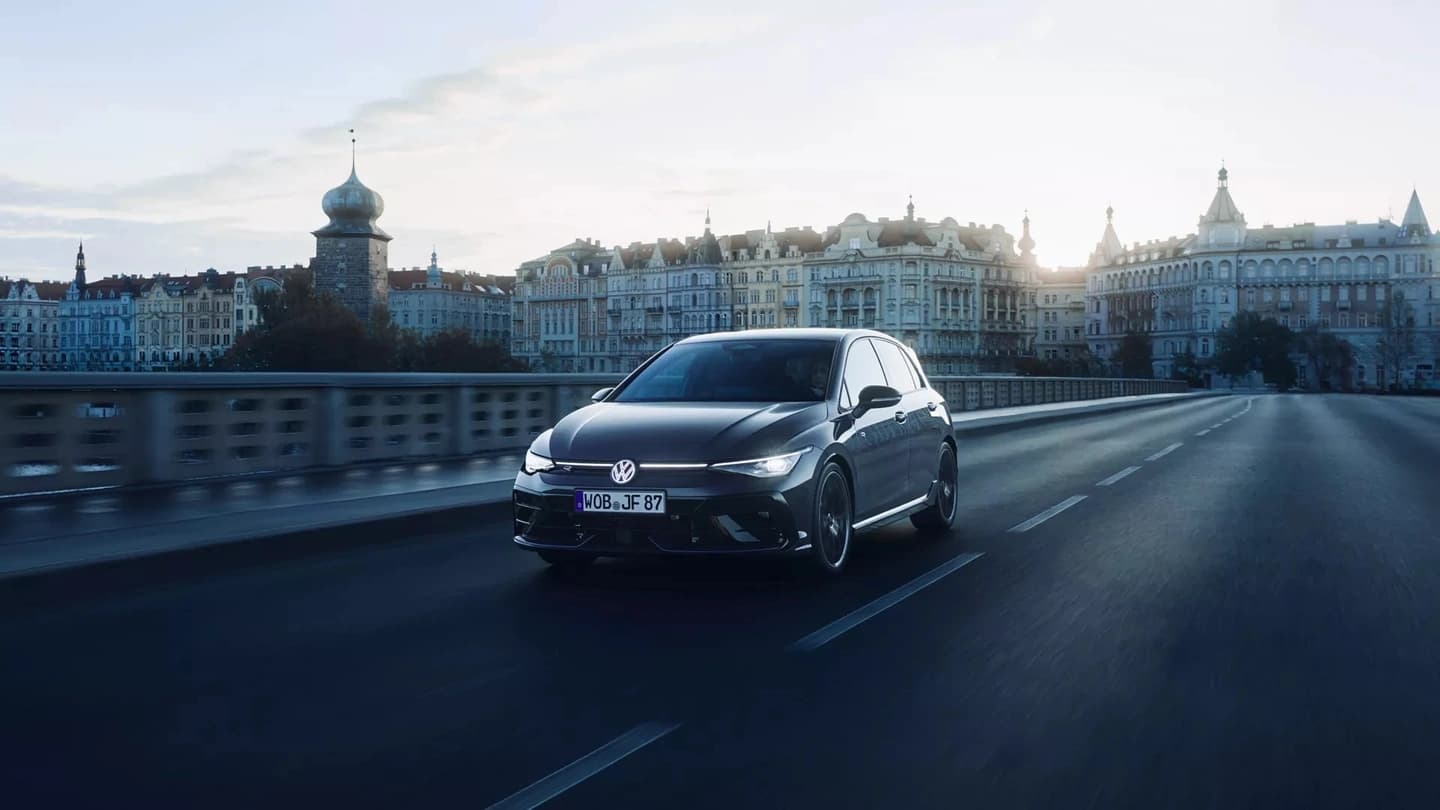 <p><strong>Mocny, dynamiczny i inteligentny Golf R</strong></p>