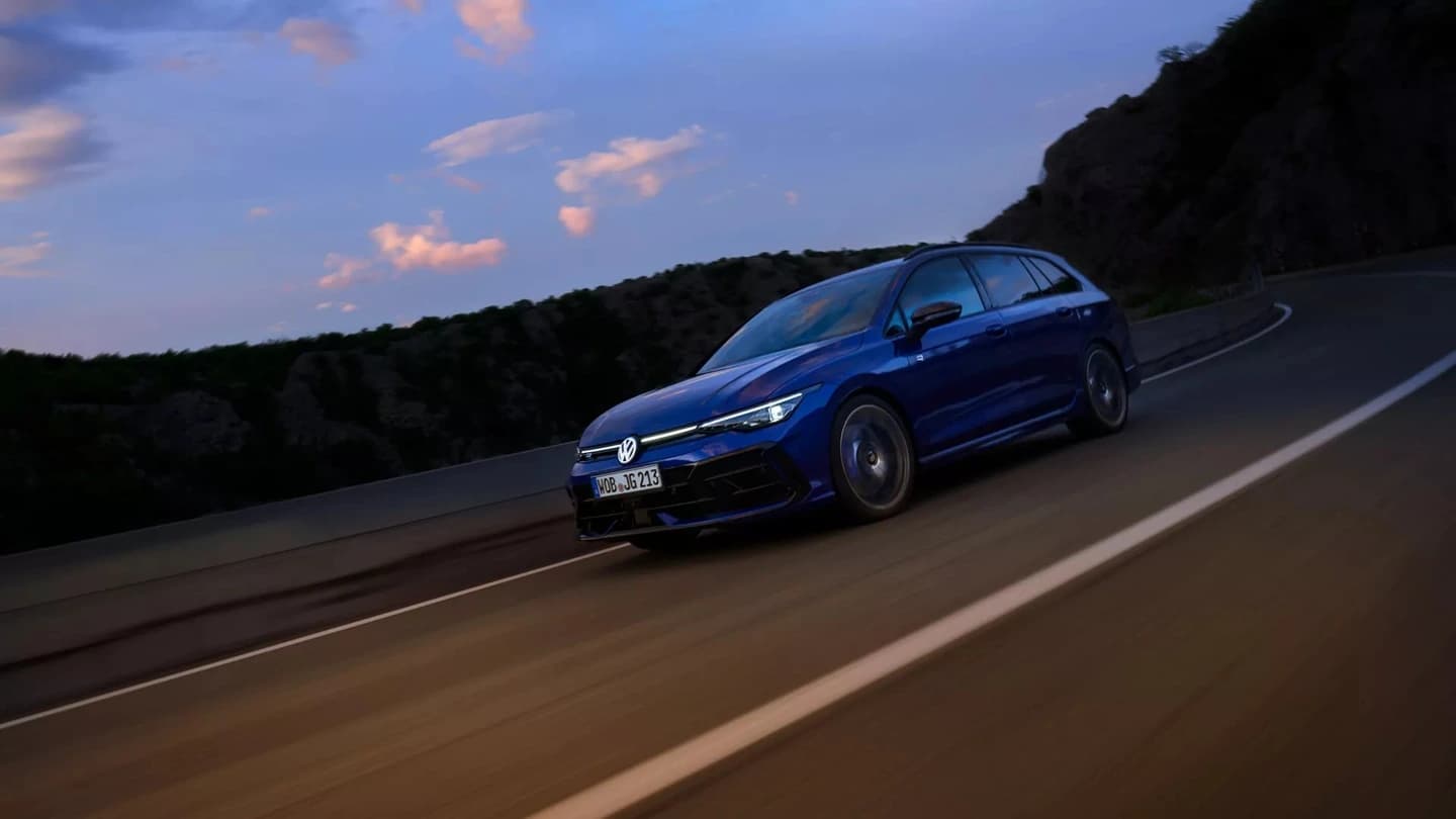 <p><strong>Sportowiec wśród kombi - Golf Variant R</strong></p>
