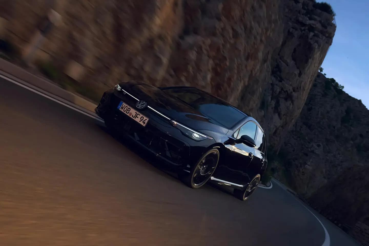 <p><strong>Golf R Black Edition — czarna perła osiągów</strong></p>