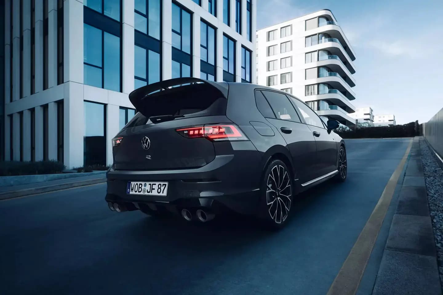 <p><strong>Mocny, dynamiczny i inteligentny Golf R</strong></p>